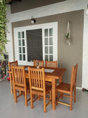 Mesa em Madeira de Demolição Peroba Rosa medindo 1,60 m x 0,90 m com 06 cadeiras